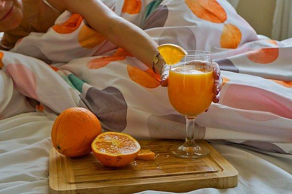 7. Güne taze sıkılmış bir bardak portakal suyunu lıkır lıkır içerek başlamak. (Birinin sıkıp yatağınıza kadar getirmesi alınan hazzı 1000  misli artırır.)