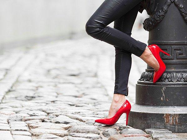 11. Kırmızı topuklu ayakkabınızı ya da havalı deri ceketinizi giyip, sabırsızlıkla beklediğiniz o ilk buluşmaya gitmek..