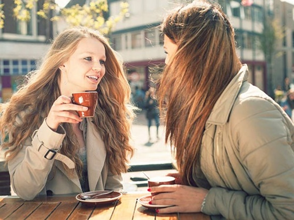 Girl talk. Фотосессия двух подруг в кафе. Две подружки в кафе. Разговор двух подруг. Две девушки в кафе.