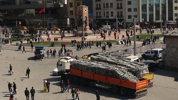 Taksim'de Polis Barikatları