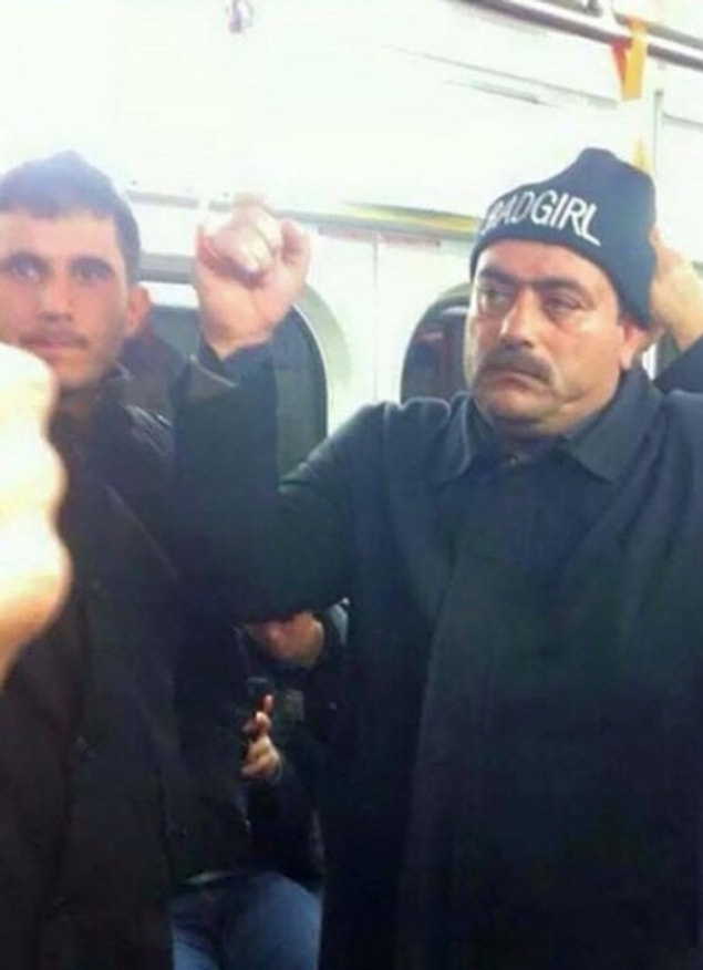 1. Bütün Kızları Şapkalı, Bereli Gördük.