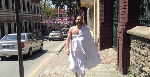 3. İhrama girip Kabe maketini tavafa giden vatandaş
