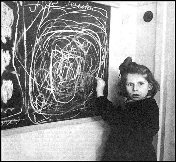 3. Toplama kampında büyümüş bir Polonyalı küçük kız ''Ev''in neye benzediğini çizerken.