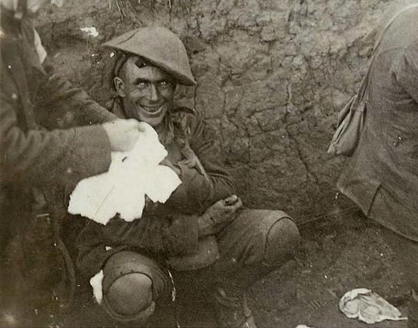 6. Birinci Dünya Savaşı sırasında Fransız siperlerinde savaş travması yaşayan bir asker.
