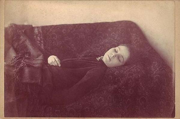 11. Loana ''Kana susamış''... 1909 yılında öldükten sonraki fotoğrafı ve iddiaya göre kendi kanını içtiği için ölmüş.