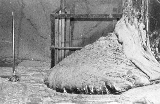 15. Eriyip biten Çernobil Nükleer Santrali'nin ''fil ayağı'' diye adlandırılan hali.