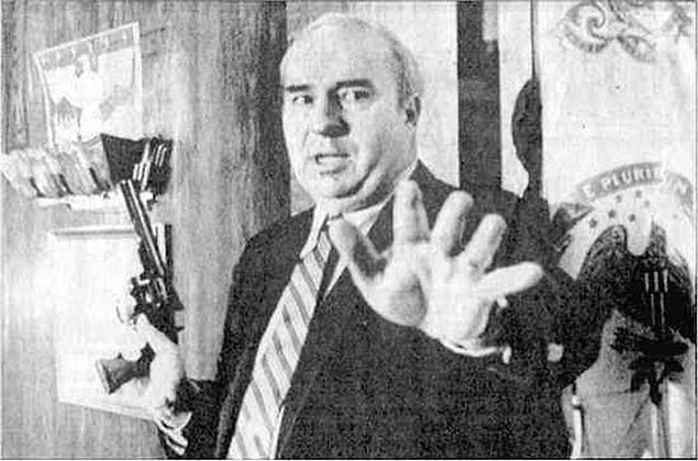 16. Pensilvanya eyalatinde bir politikacı olan Budd Dwyer'ın televizyon karşısında kendisi öldürmeden hemen önceki anı.