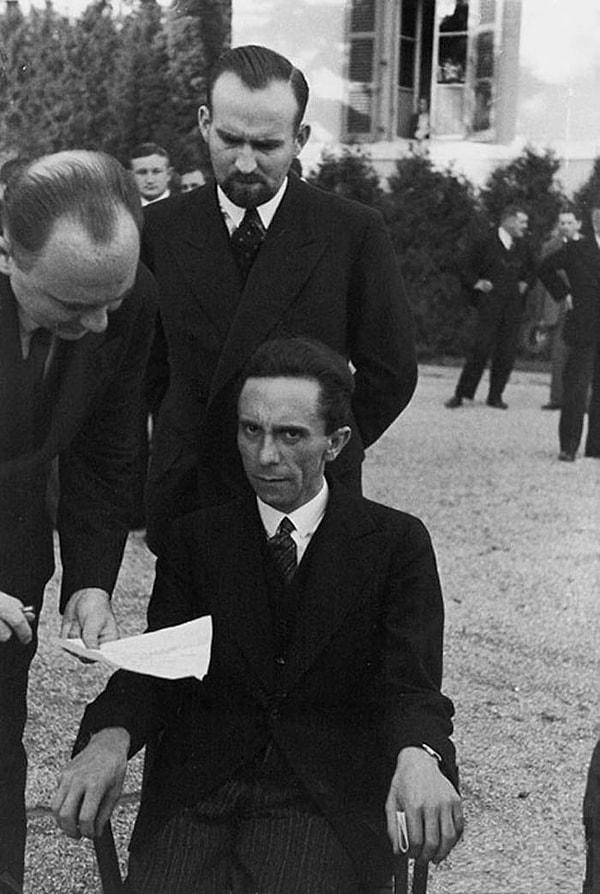 17. Nazi kumandanı Joseph Goebbels'in, fotoğrafı çeken kişinin Yahudi olduğunu öğrendiği an.
