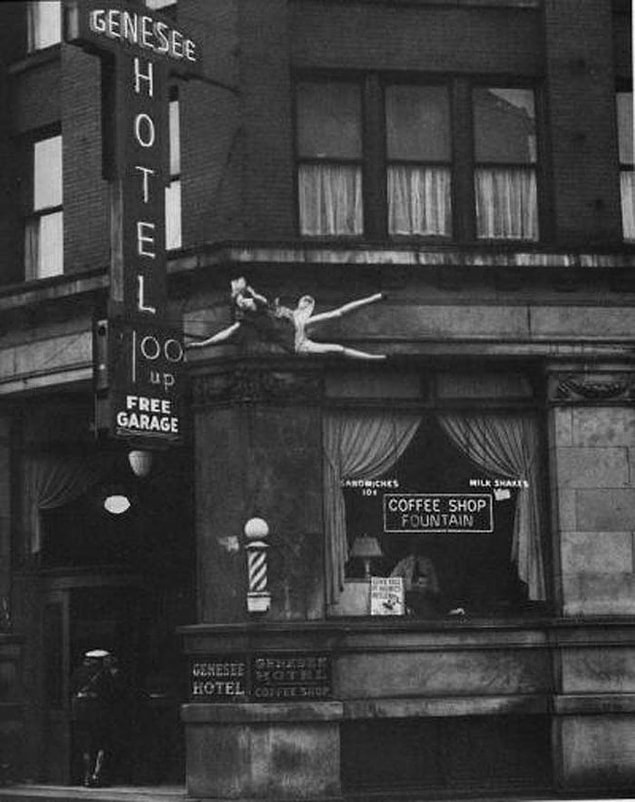 19. Genesee Otel'ın çatısından düşen bir kadın, 1942.