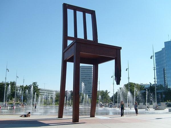 19. Cenevre'de kara mayınlarının ne kadar kötü olduğunu temsilen üç ayaklı dev bir sandalye heykeli mevcut.