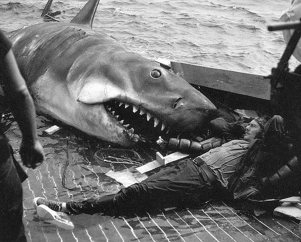 7. Jaws filminin setinden Robert Shaw