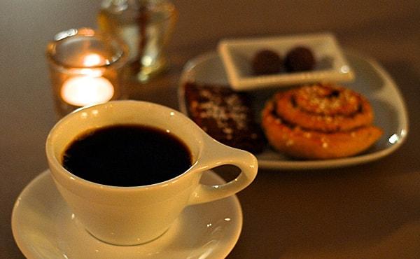 12. Kek yerken kahve içilmesi gerekliliğinin, yerini kahve içerken kek yeme gerekliliğine bırakması.