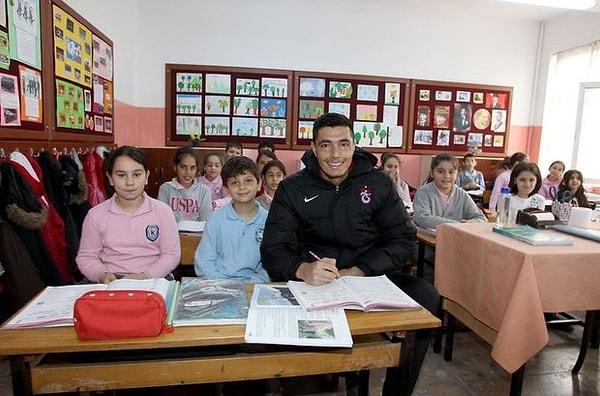 Trabzon Prof. Dr. İhsan Koz İlkokulu 4-G sınıfı öğrencisi Ömer Taha Çoban, okul başkanlığı seçimlerinde Oscar Cardozo'yu getireceğini vaad ederek başkanlık seçimini kazandı.