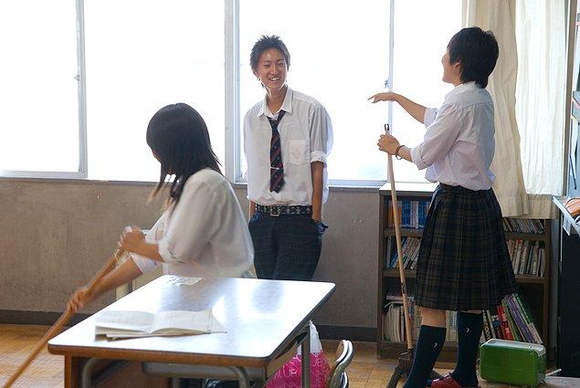 12. Japonya'da öğretmenler ve öğrenciler sınıf ve kafeterya alanlarını birlikte temizlerler.
