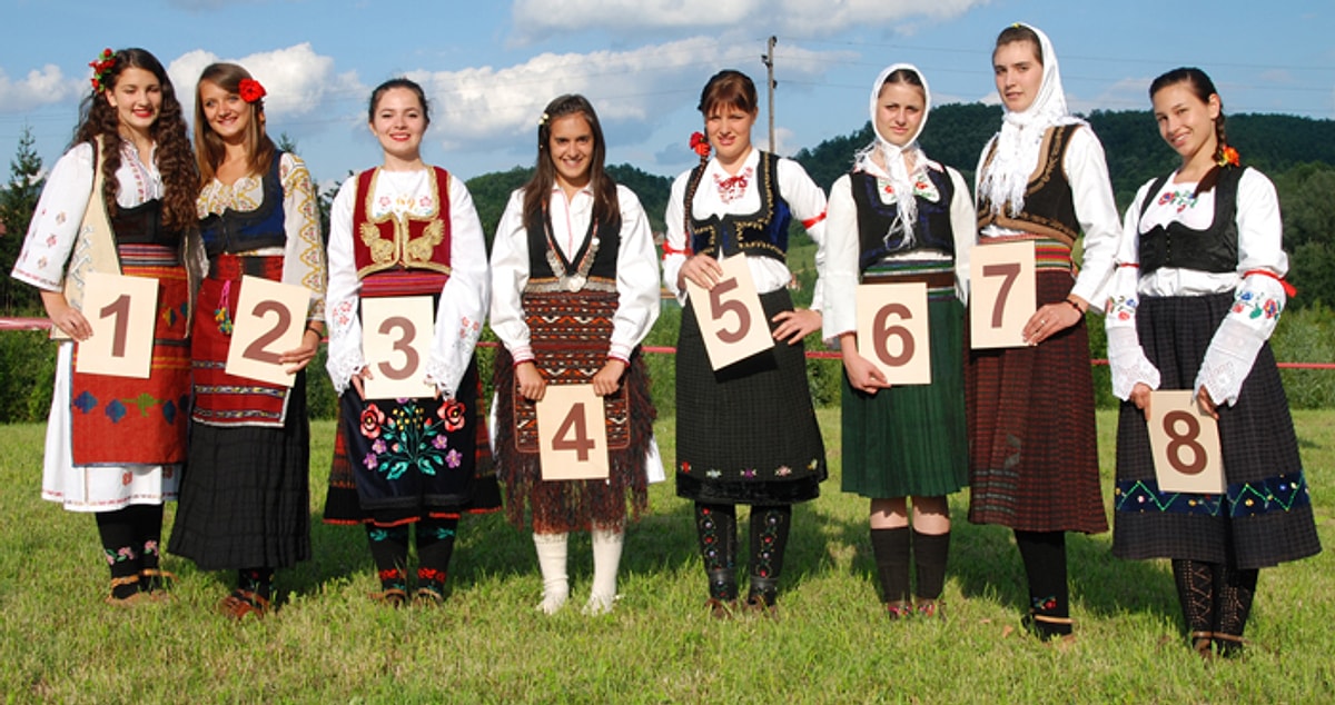 Коренной житель сербии. Сербия народ. Сербия люди. Сербы народ. Сербы в национальных костюмах.