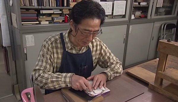 Nobuo Okano 30 yıldır eskimeye yüz tutmuş kitapları yeniliyor.