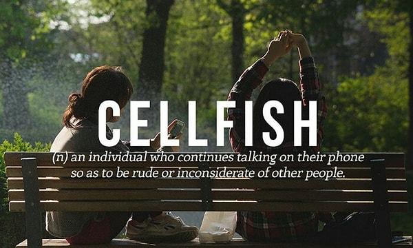 4. Cellfish: Düşüncesizce telefonlarıyla ilgilenirken yanındaki kişiyi umursamayan kişiler için kullanılan bir kelime.
