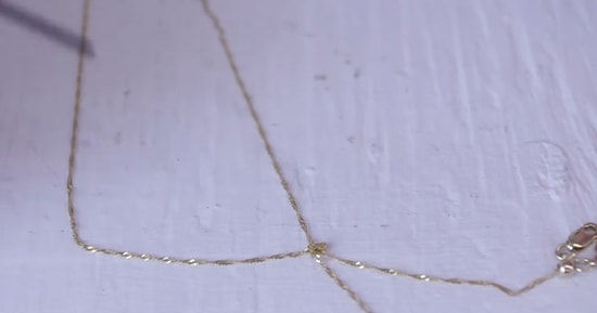 Düğümlenen Kolye Pratik Şekilde Nasıl Çözülür?