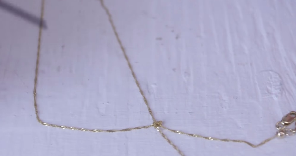 Düğümlenen Kolye Pratik Şekilde Nasıl Çözülür?