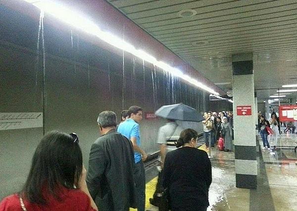 16. Metrosunda yağmur yağıyor Ankara'nın.