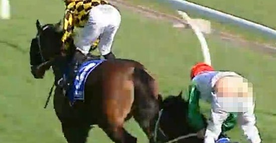 Yarışta Pantolonu Düşen Talihsiz Jokey