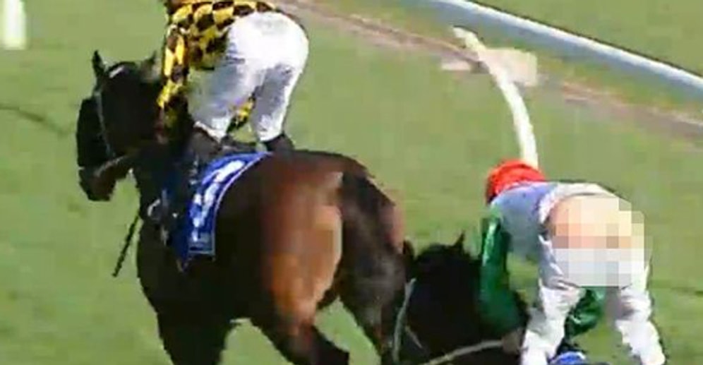 Yarışta Pantolonu Düşen Talihsiz Jokey