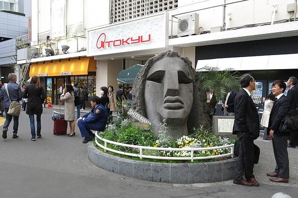 Moai Heykeli Shibuya İstasyonunu