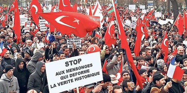 8. Soykırım hamlelerine karşı protestolar