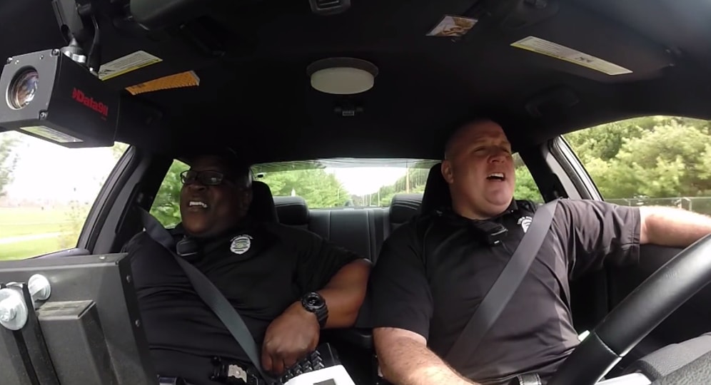 Ekip Arabasında Çalan Şarkılara Eşlik Ederken Çılgınca Eğlenen Polisler