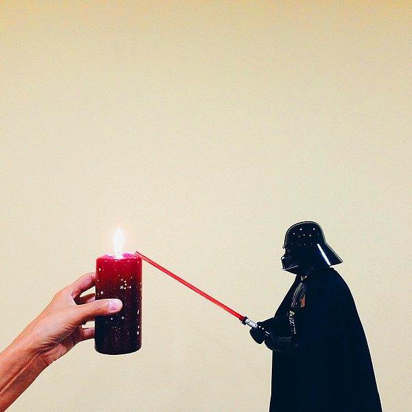 8. Darth Vader'in hobileri arasında;  ışın kılıcıyla mum yakmak da var tabi.