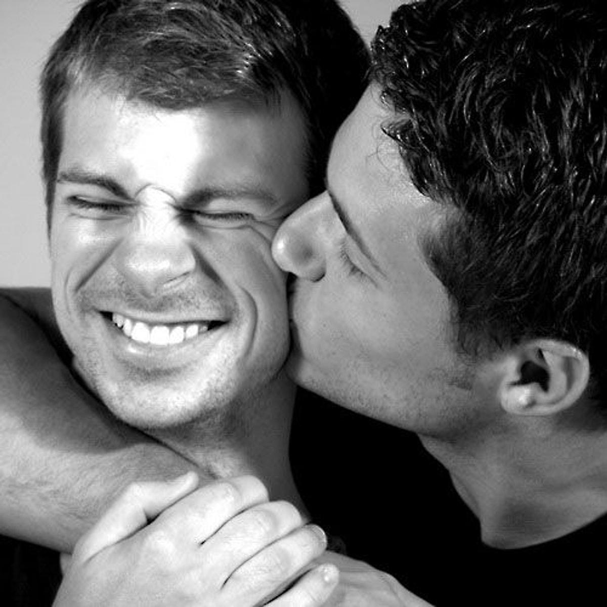 парень целует парня гей фото 90