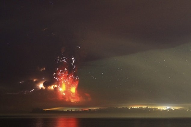 Şimşekler eşliğinde, Llanquihue Gölü'ne dökülen küller.