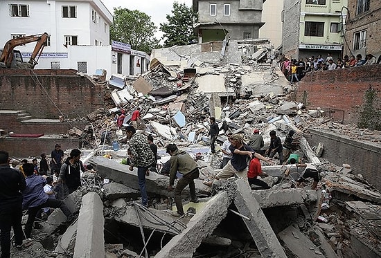 Nepal'de 7.9 Şiddetinde Deprem: Can Kaybı 3200'ü Aştı...