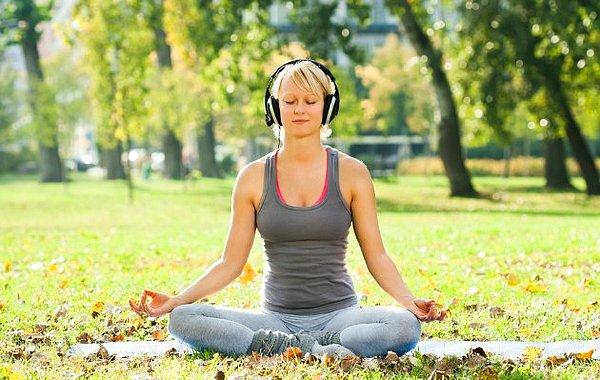 5. Rahatlatıcı bir müzik eşliğinde meditasyon yapın