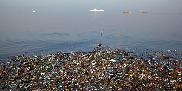 1. Denizlere her yıl atılan çöp miktarı 6 milyon kilogramdan fazla ve bunların çoğu deniz hayatı için zehirli etkiye sahip.