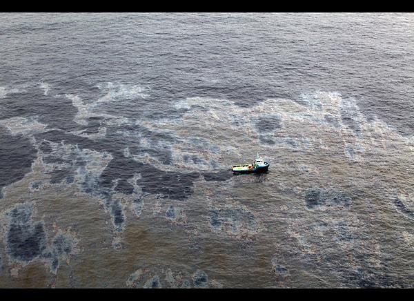 6. Denizlere sadece büyük kazalarının ardından petrol döküldüğünü düşünüyorsanız yanılıyorsunuz, gerçekte nakledilen her bir milyon ton petrolün bir tonu denizlere sızmaktadır.