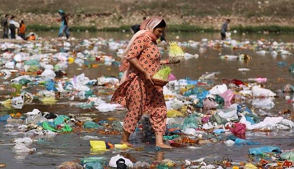 8. Su kirliliğinin en yüksek olduğu ülke ise Hindistan'dır, şehir çöplerinin yaklaşık %80'i Ganj nehrine dökülmektedir.