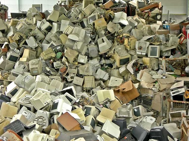 13. TV'ler, cep telefonları, bilgisayarlar ve diğer elektronik aygıtlar yaygınlaştıkça bunların atıkları çok daha büyük sorun haline gelmektedir.