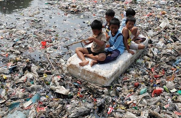 13. Hindistan'da her gün binlerce çocuk kirli suların sebep olduğu hastalıklar yüzünden ölmektedir.