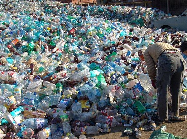 17. Tek başına ABD, saatte 3 milyon plastik şişe çöpü üretmektedir ki bu şişelerin doğada yok olma süresi 500 milyon yıldır.