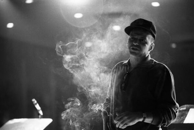7. Frank Sinatra 1965 Yılında Bu Pozu Vermiş.