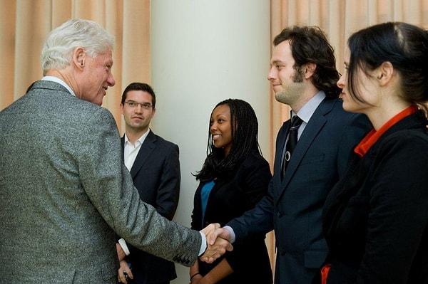 3. Bill Clinton’la tanışma ihtimalin nedir? İşte mesela gerçekten uluslararası bir üniversitedeysen Bill Clinton’la bırak tanışmayı, elini bile sıkarsın!