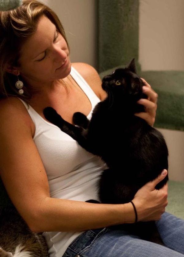 Siyah her zaman daha ince gözüken bir renktir ve kucağınızda siyah bir kedi varsa daha zayıf gözüküyorsunuz :)