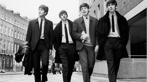 2. George Harrison ilk cinsel deneyimini Beatles üyeleri önünde yaşadı.