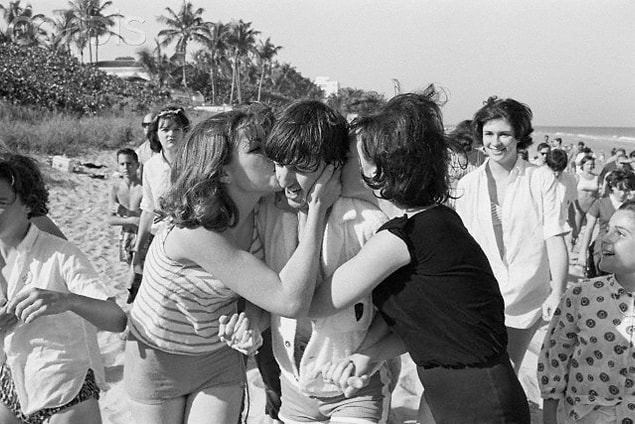 4. "Girl" şarkısı sırasında Harrison ve McCartney'nin "Tit tit tit tit" diye arkadan vokal yapması bir şakaydı. (Kötü bir şaka)