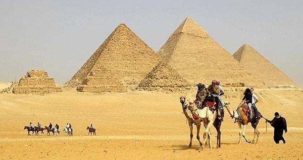Antik Dünyanın Yedi Harikasından İlki Giza Pramitleridir.