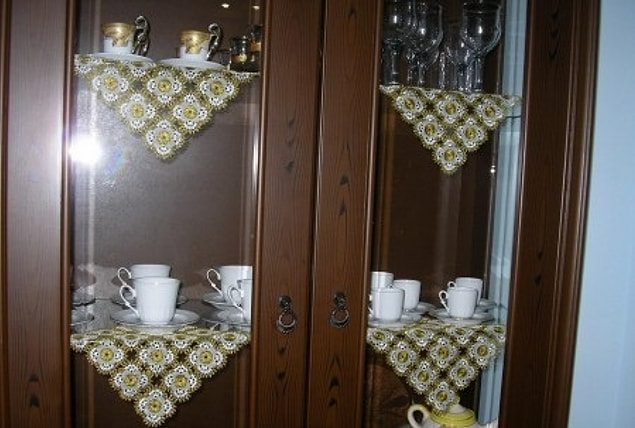 13. Salon vitrinideki bardak takımları