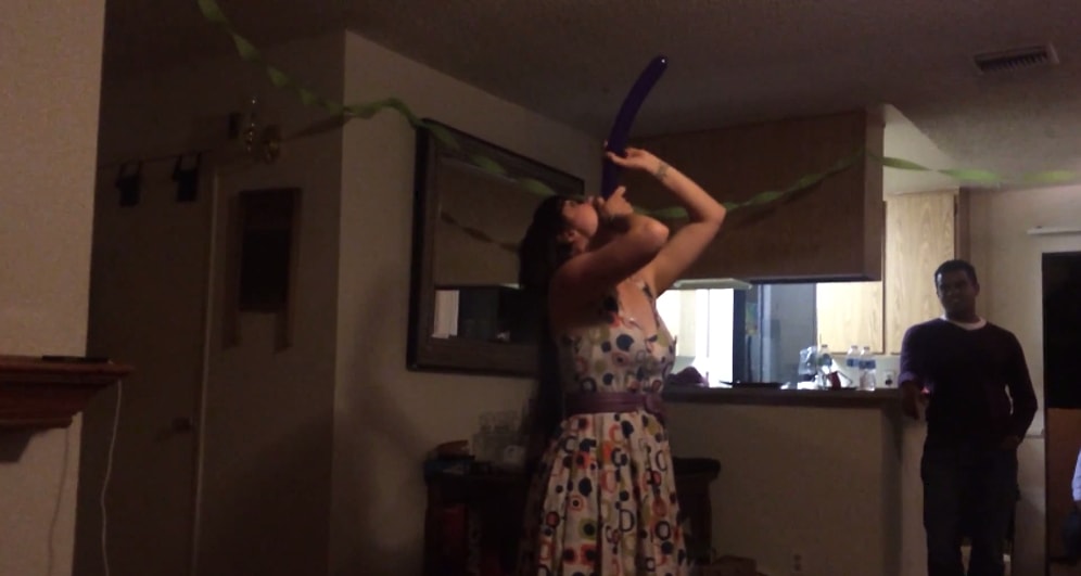 Yetenekli Kızdan Sosis Balon Yutma Hilesi