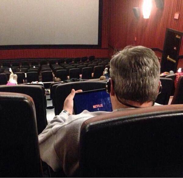 2. Amcam sinema salonuna gidip tabletten film açarak iki film birden yapıyor olmalı