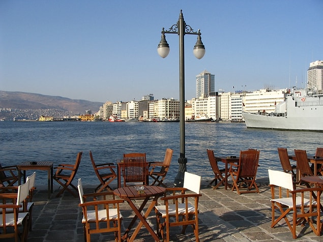 1. Deniz ile bütünleşmiş, modern yaşamın yüzeyselliğine henüz boyun eğmeyen ucuz ve klas mekanlar.